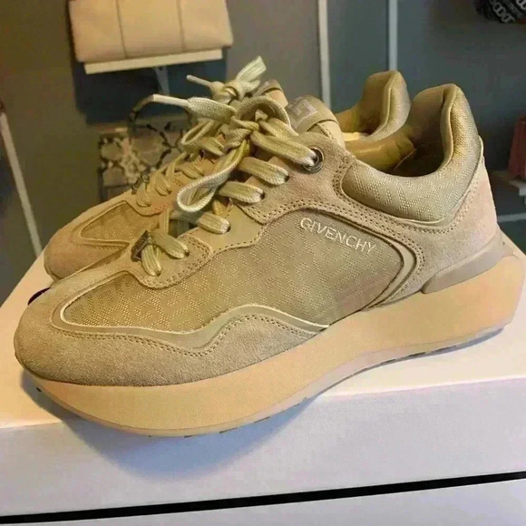 Givenchy runner active patent leather low trainers in light pink/beige color. - Picture 5 of 11